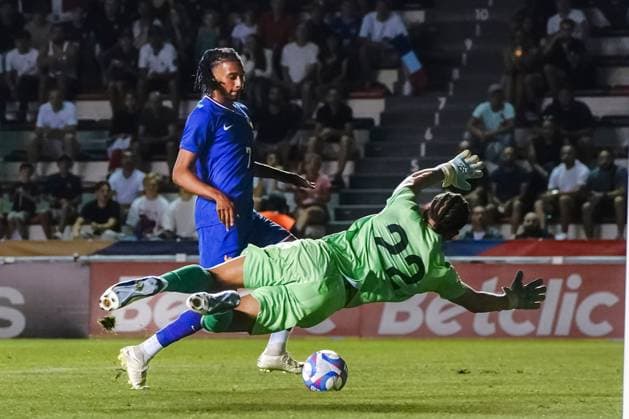Michael Olise (7 - France) - Anthony Nunez (22 - République dominicaine) FOOTBALL : France vs République dominicaine - Match de préparation aux JO Paris 2024 - Toulon - 11 07 2024 NorbertScanella Panoramic 