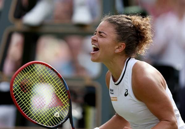 Sport Bilder des Tages (240712) -- LONDON, July 12, 2024 -- Jasmine Paolini celebrates victory after the women s singles semifinal match between Jasmine Paolini of Italy and Donna Vekic of Croatia at Wimbledon tennis Championship in London, Britain, July 11, 2024. ) (SP)BRITAIN-LONDON-TENNIS-WIMBLEDON-WOMEN S SINGLES-SEMIFINALS LixYing 