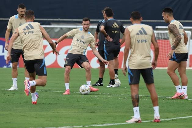 Argentina s defender Nicolas Tagliafico (C) and teammates take part in a training session ahead the match against Colombia for the Copa America USA 2024 final match, at Florida International University (FIU(), Miami, on July 11 2024. MIAMI UNITED STATES Copyright: xALEJANDROxPAGNIx