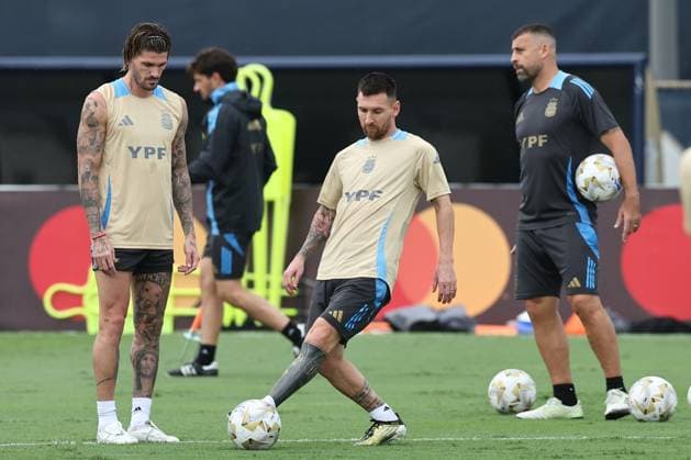 Argentina™s forwards Lionel Messi (C) and midfielder Rodrigo de Paul (L) take part in a training session ahead the match against Colombia for the Copa America USA 2024 final match, at Florida International University (FIU(), Miami, on July 11 2024. MIAMI UNITED STATES Copyright: xALEJANDROxPAGNIx