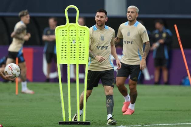 Argentina s forward Lionel Messi (C) and midfielder Leandro Paredes take part in a training session ahead the match against Colombia for the Copa America USA 2024 final match, at Florida International University (FIU(), Miami, on July 11 2024. MIAMI UNITED STATES Copyright: xALEJANDROxPAGNIx