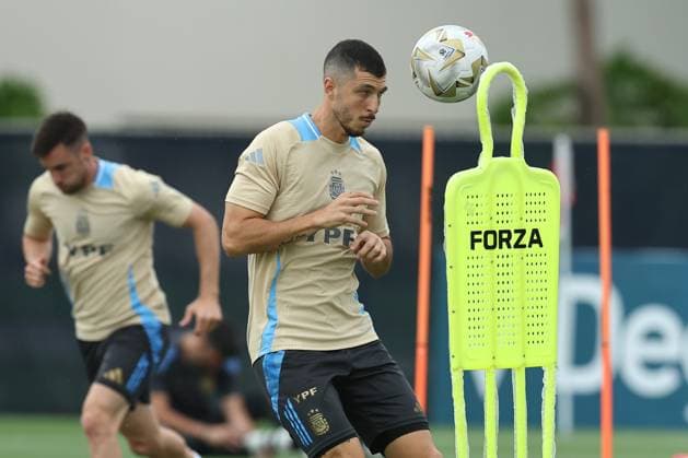 Argentina s midfielder Guido Rodriguez (C) heads the ball during a training session ahead the match against Colombia for the Copa America USA 2024 final match, at Florida International University (FIU(), Miami, on July 11 2024. MIAMI UNITED STATES Copyright: xALEJANDROxPAGNIx
