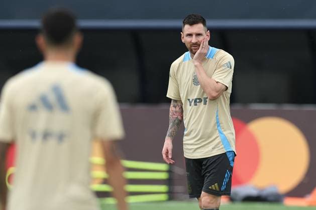 Argentina s forward Lionel Messi (R) getures during a training session ahead the match against Colombia for the Copa America USA 2024 final match, at Florida International University (FIU(), Miami, on July 11 2024. MIAMI UNITED STATES Copyright: xALEJANDROxPAGNIx