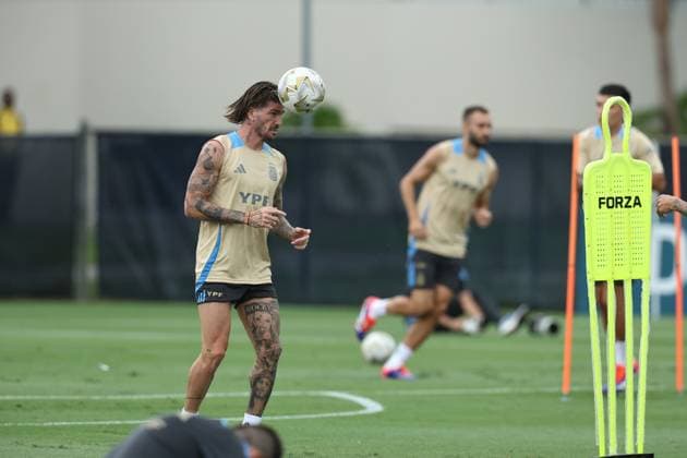 Argentina s midfielder Rodrigo De Paul (C) heads the ball during a training session ahead the match against Colombia for the Copa America USA 2024 final match, at Florida International University (FIU), Miami, on July 11 2024. MIAMI UNITED STATES Copyright: xALEJANDROxPAGNIx