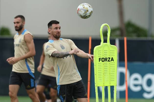 Sport Bilder des Tages Argentina s forward Lionel Messi (C) heads the ball during a training session ahead the match against Colombia for the Copa America USA 2024 final match, at Florida International University (FIU), Miami, on July 11 2024. MIAMI UNITED STATES Copyright: xALEJANDROxPAGNIx