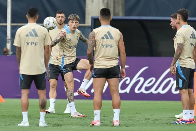 Argentina s forward Alejandro Garcnacho (3rd-L) and teammates during a training session ahead the match against Colombia for the Copa America USA 2024 final match, at Florida International University (FIU), Miami, on July 11 2024. MIAMI UNITED STATES Copyright: xALEJANDROxPAGNIx