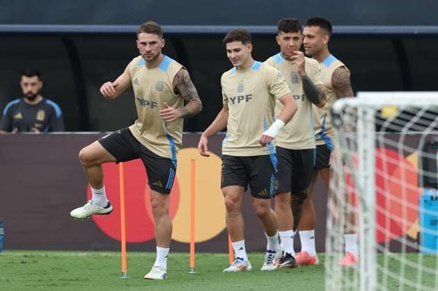 Argentina s midfielder Alexis Mac Allister (C) and teammates during a training session ahead the match against Colombia for the Copa America USA 2024 final match, at Florida International University (FIU), Miami, on July 11 2024. MIAMI UNITED STATES Copyright: xALEJANDROxPAGNIx