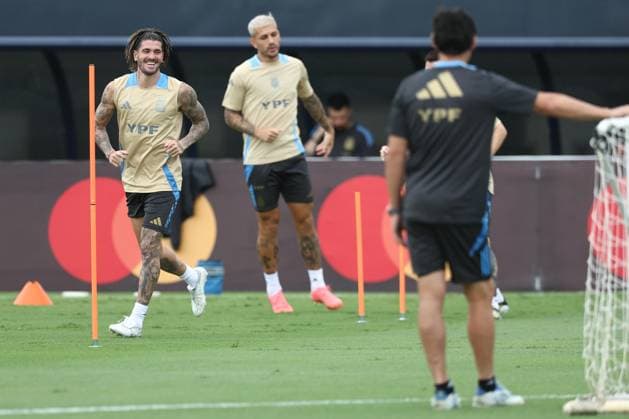 Argentina s midfielder Rodrigo de Paul (L) during a training session ahead the match against Colombia for the Copa America USA 2024 final match, at Florida International University (FIU), Miami, on July 11 2024. MIAMI UNITED STATES Copyright: xALEJANDROxPAGNIx