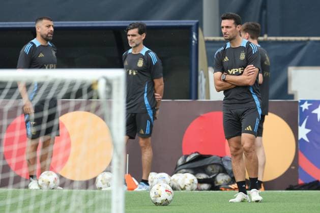Argentina s head coach Lionel Scaloni (R) and assistants during a training session ahead the match against Colombia for the Copa America USA 2024 final match, at Florida International University (FIU), Miami, on July 11 2024. MIAMI UNITED STATES Copyright: xALEJANDROxPAGNIx