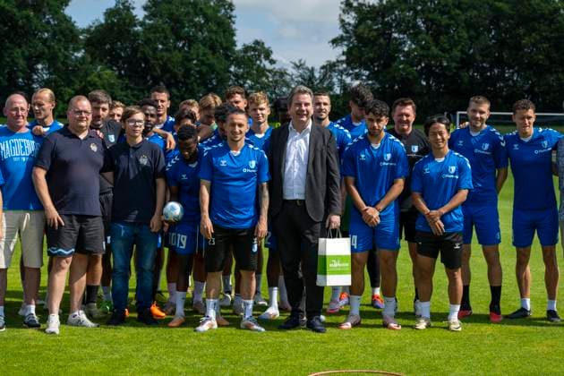 11.07.2024, Fussball 2. Bundesliga 2024 2025, 1.FC Magdeburg im Sommertrainingslager in Bad Wörishofen im Unterallgäu, Bürgermeister von Bad Wörishofen Stefan Welzel (8.v.re) stellt sich zum Abschied zu einem Gruppenfoto mit Spielern und Fans zusammen.