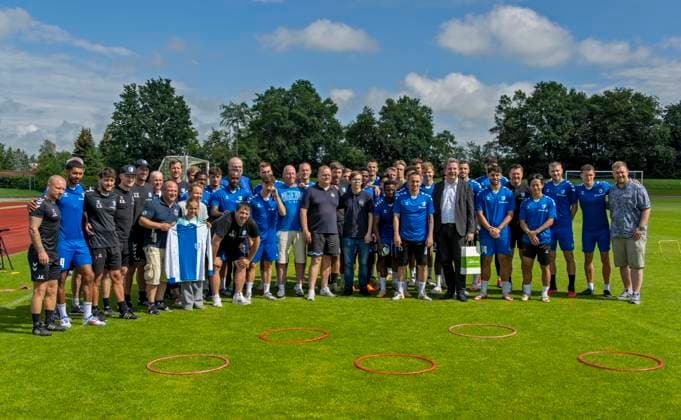 11.07.2024, Fussball 2. Bundesliga 2024 2025, 1.FC Magdeburg im Sommertrainingslager in Bad Wörishofen im Unterallgäu, Bürgermeister von Bad Wörishofen Stefan Welzel (9.v.re) stellt sich zum Abschied zu einem Gruppenfoto mit Spielern und Fans zusammen.