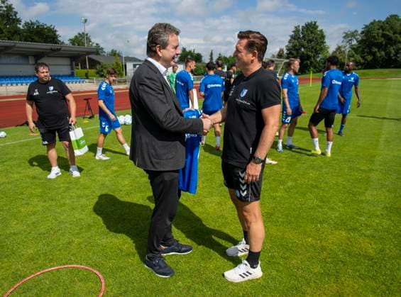 11.07.2024, Fussball 2. Bundesliga 2024 2025, 1.FC Magdeburg im Sommertrainingslager in Bad Wörishofen im Unterallgäu, v.li: Bürgermeister von Bad Wörishofen Stefan Welzel und Trainer Christian Titz (Magdeburg) mit Geschenk zum Abschied, ein Trikot mit den Unterschriften der Spieler.