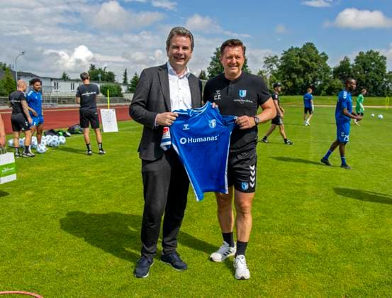 11.07.2024, Fussball 2. Bundesliga 2024 2025, 1.FC Magdeburg im Sommertrainingslager in Bad Wörishofen im Unterallgäu, v.li: Bürgermeister von Bad Wörishofen Stefan Welzel und Trainer Christian Titz (Magdeburg) mit Geschenk zum Abschied, ein Trikot mit den Unterschriften der Spieler.