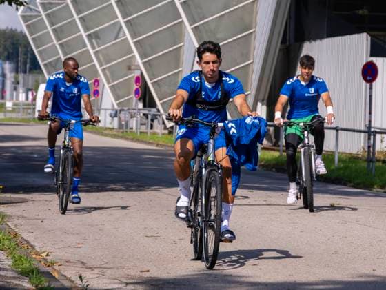 11.07.2024, Fussball 2. Bundesliga 2024 2025, 1.FC Magdeburg im Sommertrainingslager in Bad Wörishofen im Unterallgäu, Die Mannschaft kommt mit Fahrrädern am Trainingsplatz an, Jason Ceka (mitte, Magdeburg).
