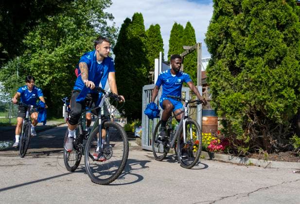 11.07.2024, Fussball 2. Bundesliga 2024 2025, 1.FC Magdeburg im Sommertrainingslager in Bad Wörishofen im Unterallgäu, Die Mannschaft kommt mit Fahrrädern am Trainingsplatz an, re: Daniel Heber (Magdeburg)