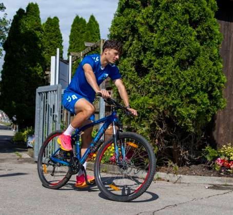 11.07.2024, Fussball 2. Bundesliga 2024 2025, 1.FC Magdeburg im Sommertrainingslager in Bad Wörishofen im Unterallgäu, Die Mannschaft kommt mit Fahrrädern am Trainingsplatz an, Eldin Dzogovic (Magdeburg)
