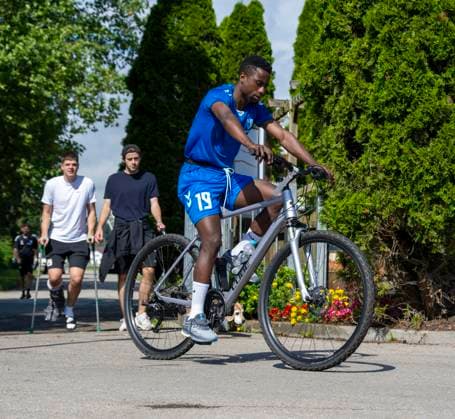 11.07.2024, Fussball 2. Bundesliga 2024 2025, 1.FC Magdeburg im Sommertrainingslager in Bad Wörishofen im Unterallgäu, Die Mannschaft kommt mit Fahrrädern am Trainingsplatz an, Lubambo Musonda (Magdeburg)