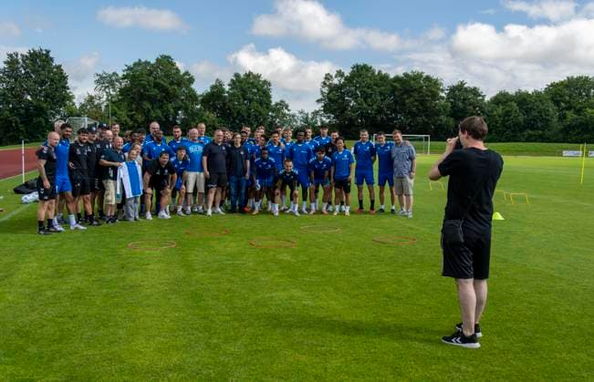 11.07.2024, Fussball 2. Bundesliga 2024 2025, 1.FC Magdeburg im Sommertrainingslager in Bad Wörishofen im Unterallgäu, Gruppenfoto zum Abschied mit Fans und Team für die Homepage des Vereines.