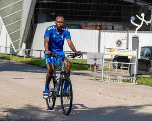 11.07.2024, Fussball 2. Bundesliga 2024 2025, 1.FC Magdeburg im Sommertrainingslager in Bad Wörishofen im Unterallgäu, Die Mannschaft kommt mit Fahrrädern am Trainingsplatz an, Silas Gnaka (Magdeburg)