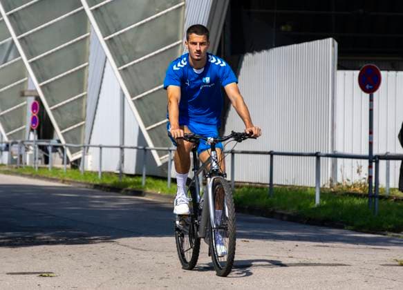 11.07.2024, Fussball 2. Bundesliga 2024 2025, 1.FC Magdeburg im Sommertrainingslager in Bad Wörishofen im Unterallgäu, Die Mannschaft kommt mit Fahrrädern am Trainingsplatz an, Andi Hoti (Magdeburg).