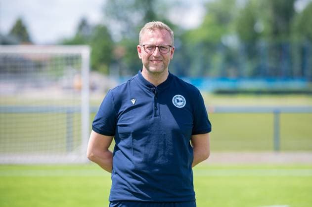 PD Dr. Tim Niedergassel (Mannschaftsarzt); DSC Arminia Bielefeld; 3. Liga, Porträttermin 2024 2025.