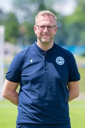 PD Dr. Tim Niedergassel (Mannschaftsarzt); DSC Arminia Bielefeld; 3. Liga, Porträttermin 2024 2025.