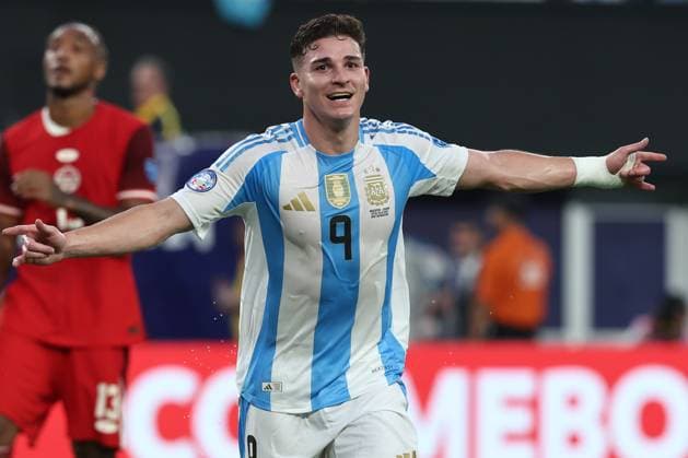 Argentina s forward Julian Alvarez (C) celebrates after scoring a goal against Canada during the Copa AmÃ rica USA 2024 semifinal match, at MetLife Stadium in New Jersey, on July 9, 2024. NEW JERSEY UNITED STATES Copyright: xALEJANDROxPAGNIx