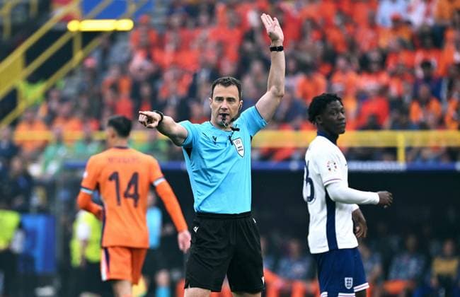 Fussball, Europameisterschaft, EURO 2024, Halbfinale, Signal Iduna Park Dortmund, Niederlande - England 1:2: Schiedsrichter Felix Zwayer (GER). Aktion, Einzelbild. *** Football, European Championship, EURO 2024, Semi-final, Signal Iduna Park Dortmund, Netherlands England 1 2 Referee Felix Zwayer GER Action, single image