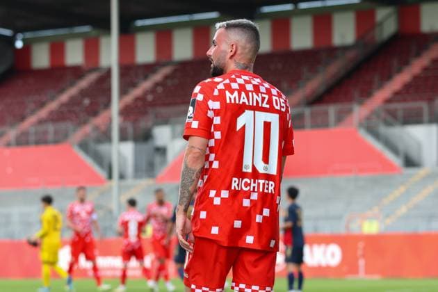 06.07.2024, xusrbx, Fussball Testspiel, 1. FSV Mainz 05 - FC Basara emspor, Marco Richter (1. FSV Mainz 05, 10), nach dem Spiel, (DFL DFB REGULATIONS PROHIBIT ANY USE OF PHOTOGRAPHS as IMAGE SEQUENCES and or QUASI-VIDEO) Mainz