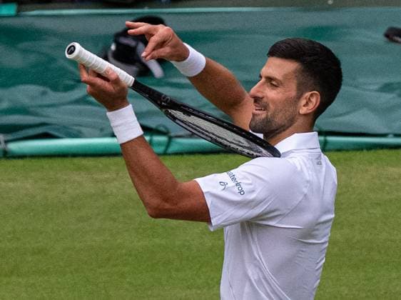 Tennis - Wimbledon Championship 2024 - Day 12 LONDON, ENGLAND - Friday, July 12, 2024: Novak Djokovic (SRB) pretends to play a violin as he celebrates after the Gentlemen s Singles Semi-Final match on Day Twelve of The Championships Wimbledon 2024 at the All England Lawn Tennis and Croquet Club. Djokovic won 6-4, 7-6 (2), 6-4. (Photo by Kirsten Holst Propaganda) LONDON All England Lawn Tennis and Croquet Club GREATER LONDON ENGLAND  Copyright: xKirstenxHolstx 2024-07-12-106-Wimbledon_Day_12