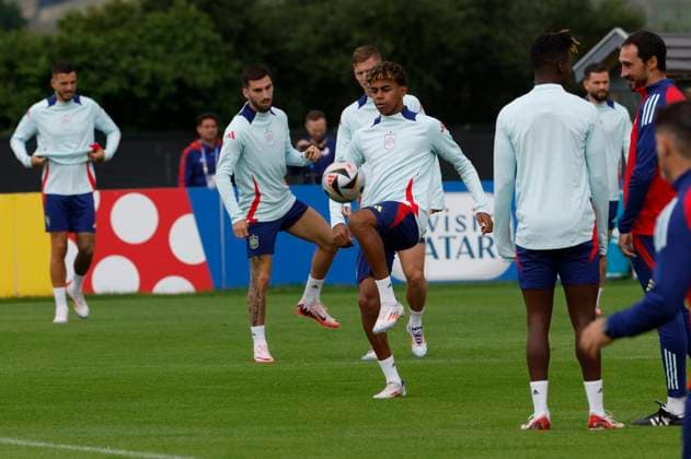Sport Bilder des Tages Spanish National soccer team s forward Lamine Yamal (C) controls the ball during a team s training session on the eve of UEFA EURO, EM, Europameisterschaft,Fussball 2024 final game against England in the town of Donaueschingen, Germany, 13 July 2024. Spanish National soccer team training session on the eve of UEFA Euro 2024 final game against England !ACHTUNG: NUR REDAKTIONELLE NUTZUNG!  Copyright: xJ.J.xGuillenx GRAF6595 20240713-55014138857_1
