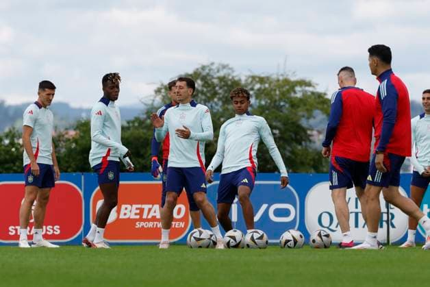 Spanish National soccer team s Nico Williams (2L), Mikel Oyarzabal (3L) and Lamine Yamal (4L), attend a team s training session on the eve of UEFA EURO, EM, Europameisterschaft,Fussball 2024 final game against England in the town of Donaueschingen, Germany, 13 July 2024. Spanish National soccer team training session on the eve of UEFA Euro 2024 final game against England !ACHTUNG: NUR REDAKTIONELLE NUTZUNG!  Copyright: xJ.J.xGuillenx GRAF6568 20240713-55014138875_1