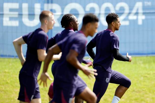 English player Jude Bellingham (R) attends an English National Soccer Team s training session on the eve of UEFA EURO, EM, Europameisterschaft,Fussball 2024 s final game against Spain in Blankenhain, Germany, 13 July 2024. English National Soccer Team trains ahead of UEFA Euro 2024 s final game against Spain !ACHTUNG: NUR REDAKTIONELLE NUTZUNG!  Copyright: xAlbertoxEstevezx GRAF6700 20240713-55014140389_1