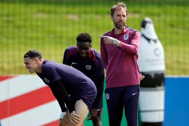 English National Soccer Team s head coach Gareth Southgate (R), next to players Phil Foden (L) and Bukayo Saka (C) as he leads a team s training session on the eve of UEFA EURO, EM, Europameisterschaft,Fussball 2024 s final game against Spain in Blankenhain, Germany, 13 July 2024. English National Soccer Team trains ahead of UEFA Euro 2024 s final game against Spain !ACHTUNG: NUR REDAKTIONELLE NUTZUNG!  Copyright: xAlbertoxEstevezx GRAF6699 20240713-55014140397_1