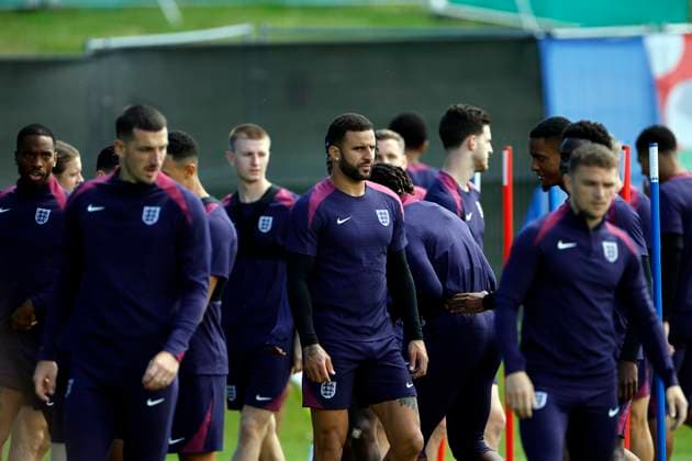 England national team, Nationalteam player Kyle Walker (c), surrounded by his teammates, during an English National Soccer Team s training session on the eve of UEFA EURO, EM, Europameisterschaft,Fussball 2024 s final game against Spain in Blankenhain, Germany, 13 July 2024. English National Soccer Team trains ahead of UEFA Euro 2024 s final game against Spain !ACHTUNG: NUR REDAKTIONELLE NUTZUNG!  Copyright: xAlbertoxEstevezx GRAF6709 20240713-55014140628_1