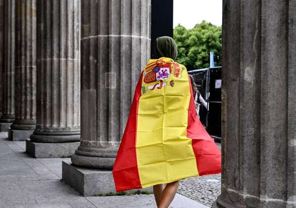 Germany Soccer Euro 2024 Fans 8728399 13.07.2024 A Spain s fan covers in national flag walks in the square at the Brandenburg Gate ahead of the UEFA EURO, EM, Europameisterschaft,Fussball 2024 final soccer match between Spain and England, in Berlin, Germany. Alexey Filippov Sputnik Berlin Germany  Copyright: xAlexeyxFilippovx