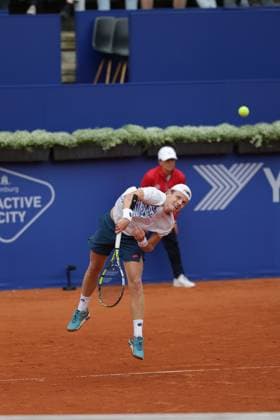 Tennis Herren ATP, Tennis Herren Tennis Herren Tour 500 European Open Hamburg, Hamburg Open ATP 500 2024 Qualifikationsrunde , 13.07.2024, Jesper de Jong macht einen Aufschlag. Copyright: FernandoxSoares