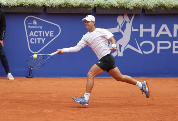 Tennis Herren ATP, Tennis Herren Tennis Herren Tour 500 European Open Hamburg, Hamburg Open ATP 500 2024 Qualifikationsrunde , 13.07.2024, Nick Hardt (DOM) spielt eine Vorhand. Copyright: FernandoxSoares