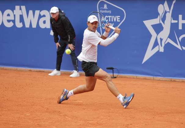 Tennis Herren ATP, Tennis Herren Tennis Herren Tour 500 European Open Hamburg, Hamburg Open ATP 500 2024 Qualifikationsrunde , 13.07.2024, Nick Hardt (DOM) spielt eine Rückhand. Copyright: FernandoxSoares