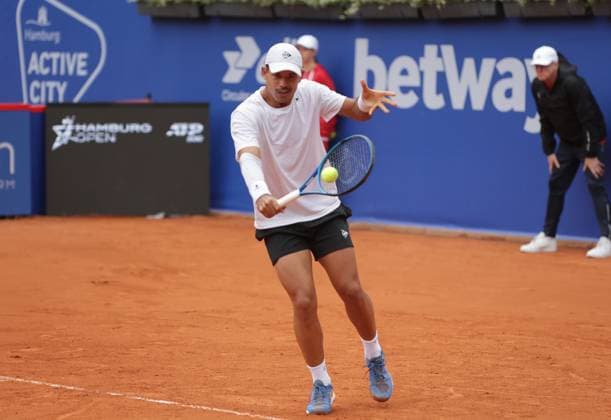 Tennis Herren ATP, Tennis Herren Tennis Herren Tour 500 European Open Hamburg, Hamburg Open ATP 500 2024 Qualifikationsrunde , 13.07.2024, Nick Hardt (DOM) spielt eine Rückhand. Copyright: FernandoxSoares