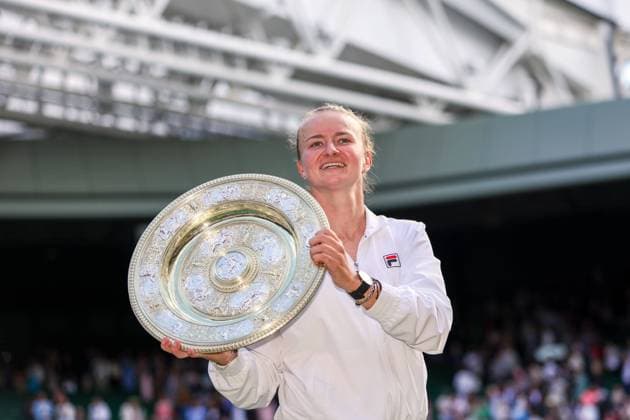 Bilder des Jahres 2024, Sport 07 Juli Sport Themen der Woche KW28 Sport Bilder des Tages Barbora Krejcikova lifts the Venus Rosewater Dish after victory in the Ladies Singles Final Wimbledon Tennis Championships, Day 13, The All England Lawn Tennis and Croquet Club, London, UK - 13 Jul 2024  Copyright: xEllaxLing Shutterstockx 14584811bv