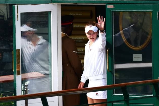 Barbora Krejcikova lifts the Venus Rosewater Dish on the balcony of the South West Hall after victory in the Ladies Singles Final Wimbledon Tennis Championships, Day 13, The All England Lawn Tennis and Croquet Club, London, UK - 13 Jul 2024  Copyright: xJamesxMarsh Shutterstockx 14584808ch