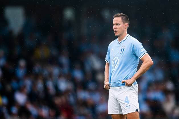 240713 Malmö FFs Niklas Moisander deppar under fotbollsmatchen i Allsvenskan mellan Mjällby och Malmö FF den 13 juli 2024 i Hällevik. Copyright: CHRISTOFFERxBORGxMATTISSON BB240713CB154