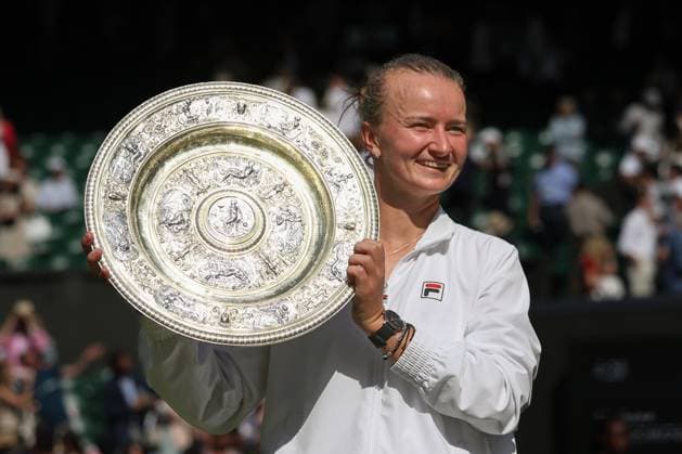 Barbora Krejcikova (CZE) mit Pokal, Trophäe., Siegerehrung, Praesentation Tennis - Wimbledon 2024 - Grand Slam ITF ATP, Tennis Herren WTA, Tennis Damen - AELTC - London - - Great Britain - 13 July 2024. Copyright: xJuergenxHasenkopfx