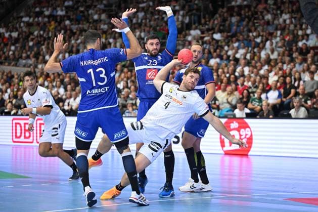 Handball:Länderspiel Deutschland - Frankreich am 13.7.24 in der Westfalenhalle in Dortmund. Frankreichs NIKOLA KARABATIC (l-r), Deutschlands Johannes Golla und Frankreichs LUDOVIC FABREGAS kämpfen um den Ball. Copyright: xDavidxInderliedx
