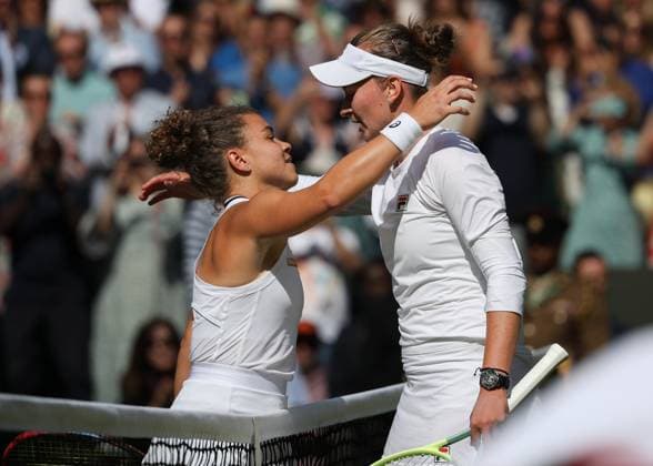 Jasmine Paolini gratuliert der Siegerin Barbora Krejcikova (CZE) Tennis - Wimbledon 2024 - Grand Slam ITF ATP, Tennis Herren WTA, Tennis Damen - AELTC - London - - Great Britain - 13 July 2024. Copyright: xJuergenxHasenkopfx