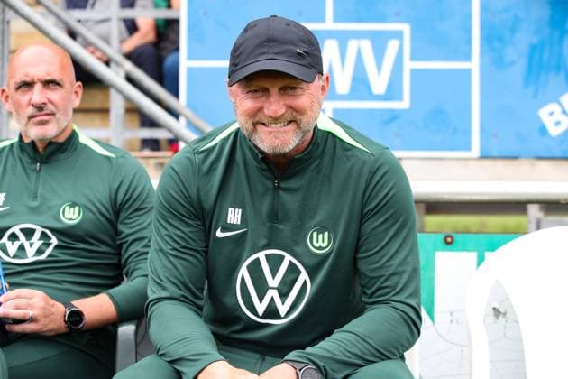 Sport Themen der Woche KW28 Sport Bilder des Tages Fußball, Testspiel, Becks-Auswahl - VfL Wolsburg Trainer Ralph Hasenhüttl (VfL Wolfsburg) - Testspiel Sommervorbereitung Fussball Bundesliga Saison 2024-2025 VfL Wolfsburg vs. BeckÕs-Auswahl in Vorsfelde - Fussball,Deutschland,Mann,Männer,13.07.2024 *** Coach Ralph Hasenhüttl VfL Wolfsburg Test Match Summer Preparation Football Bundesliga Season 2024 2025 VfL Wolfsburg vs BeckÕs Selection in Vorsfelde Football,Germany,Man,Men,13 07 2024