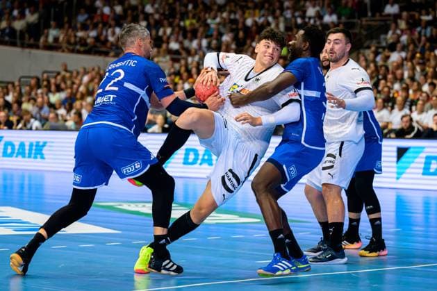 Dortmund, Deutschland: Herren Länderspiel - Deutschland - Frankreich v.li. Luka Karabatic (Frankreich), Marko Grgic (Deutschland), Karl Konan (Frankreich) Dortmund Westfalenhalle Nordrhein-Westfalen Deutschland