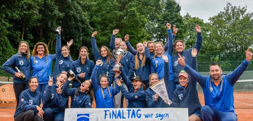 Bilder des Jahres 2024, Sport 07 Juli Sport Themen der Woche KW28 Sport Bilder des Tages Mannschaftsfoto TC Bredeney, Deutscher Meister 2024 13.07.2024 Tennis 1. Bundesliga Damen, TC Bredeney vs Der Club an der Alster Hamburg, Tennis Club Bredeney, Essen, NRW Germany *** Team photo TC Bredeney, German Champion 2024 13 07 2024 Tennis 1 Bundesliga Ladies, TC Bredeney vs Der Club an der Alster Hamburg , Tennis Club Bredeney, Essen, NRW Germany Copyright: xpepphotox xHorstxMauelshagenx pep00321, pep_20240713_hm