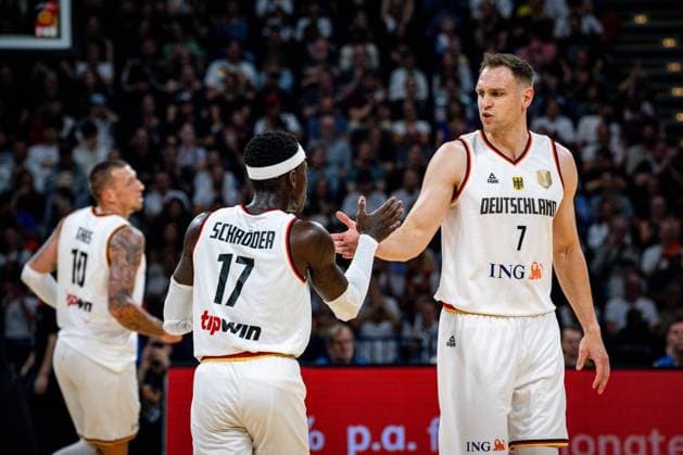 Basketball Hamburg 13.07.2024 Vorbereitung Auf Olympia Paris 2024 Testspiel DBB Länderspiel Deutschland (GER) - Niederlande (NED) Dennis Schröder Schroeder (Deutschland, No.17) Schröder Schroder Johannes Voigtmann (Deutschland, No.07)